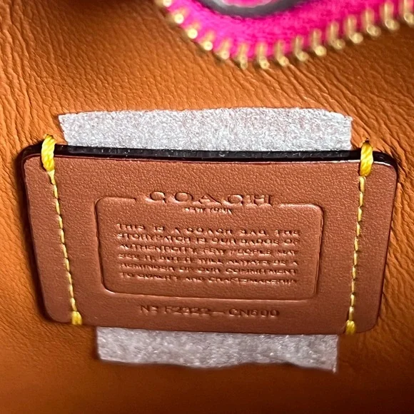 CN600 - Coach Heart Bag in Signature Leather - Picture 9 of 13